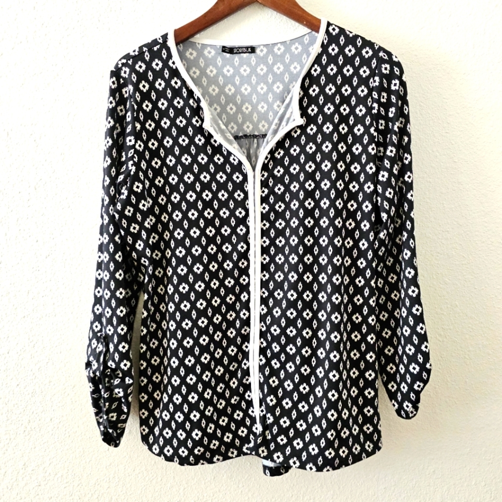 Storybuk top size M black white print V neckline long tab roll sleeve stretchy